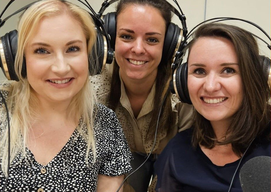 Portretfoto van drie collega's Moniek, Sarina en Marieke.