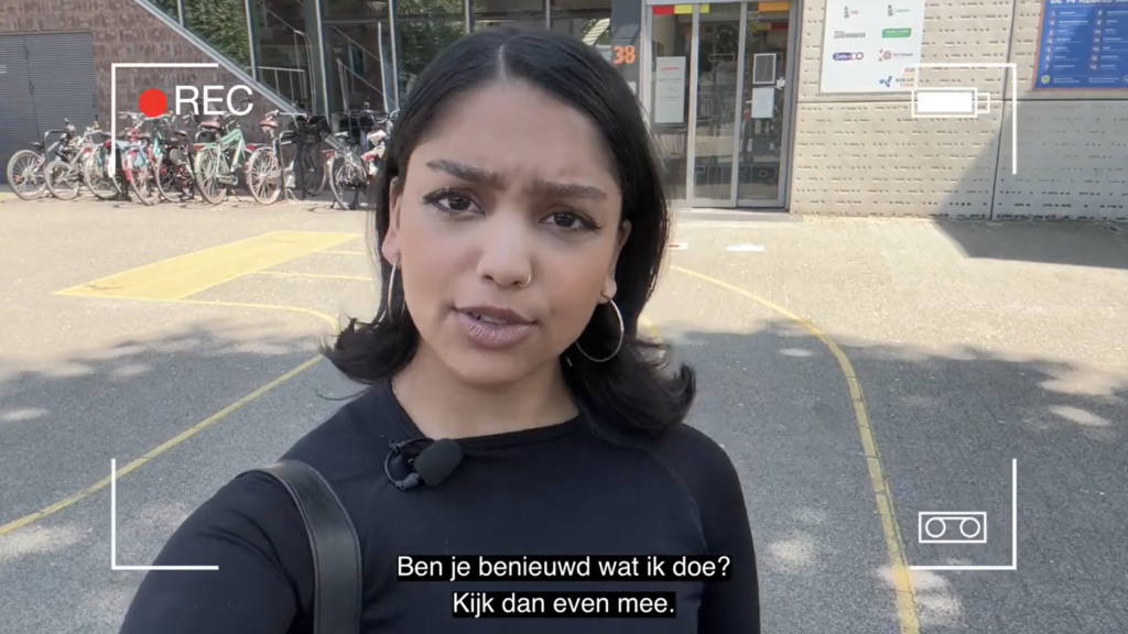 Foto van onze stagiaire. Dit is een video, als je op de button drukt begint de video met afspelen.